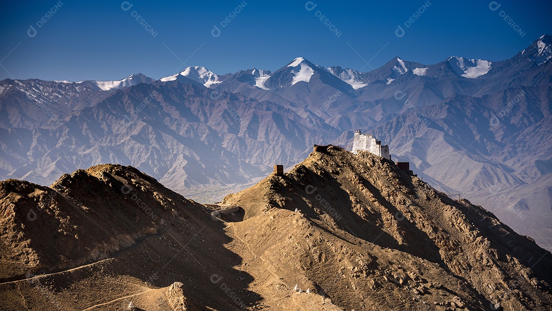 Namgyal Tsemo Gompa em Leh, Ladakh, Índia. na montanha de neve