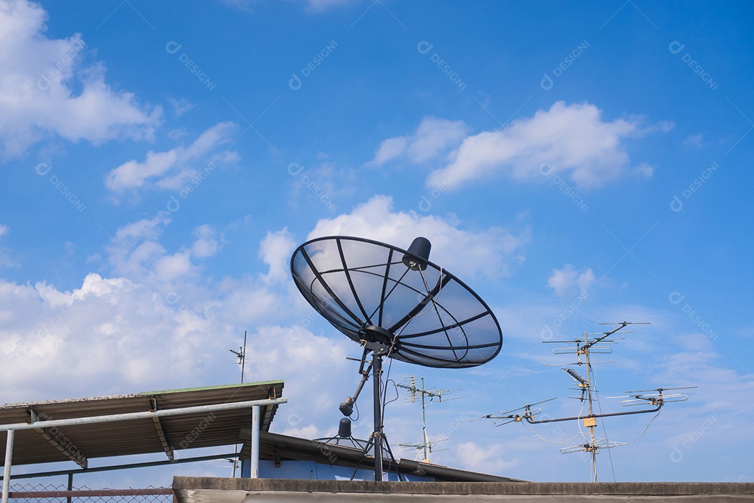 Antena parabólica e poderia céu azul, natureza