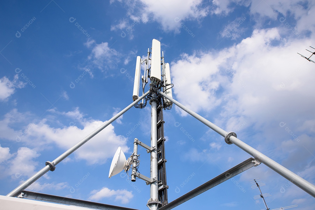 Antena de mastro de celular e céu azul