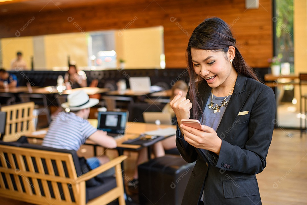 Mulher assistindo seu smartphone na cafeteria