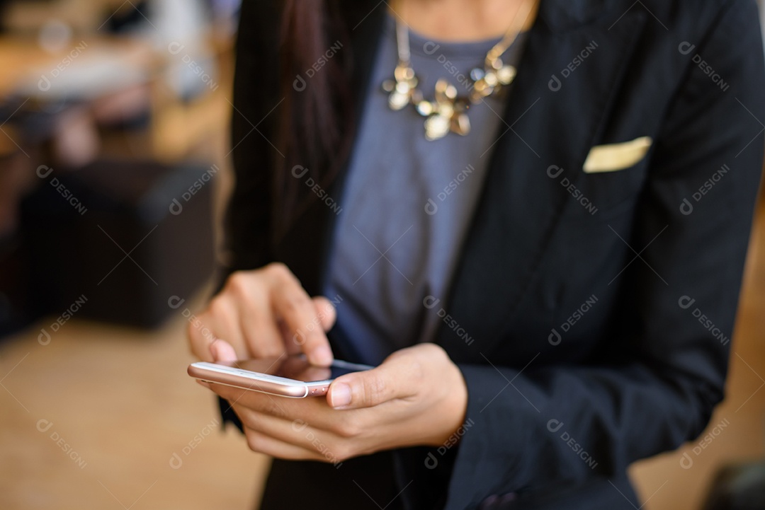 Visão recortada da mulher de negócios segurando o telefone