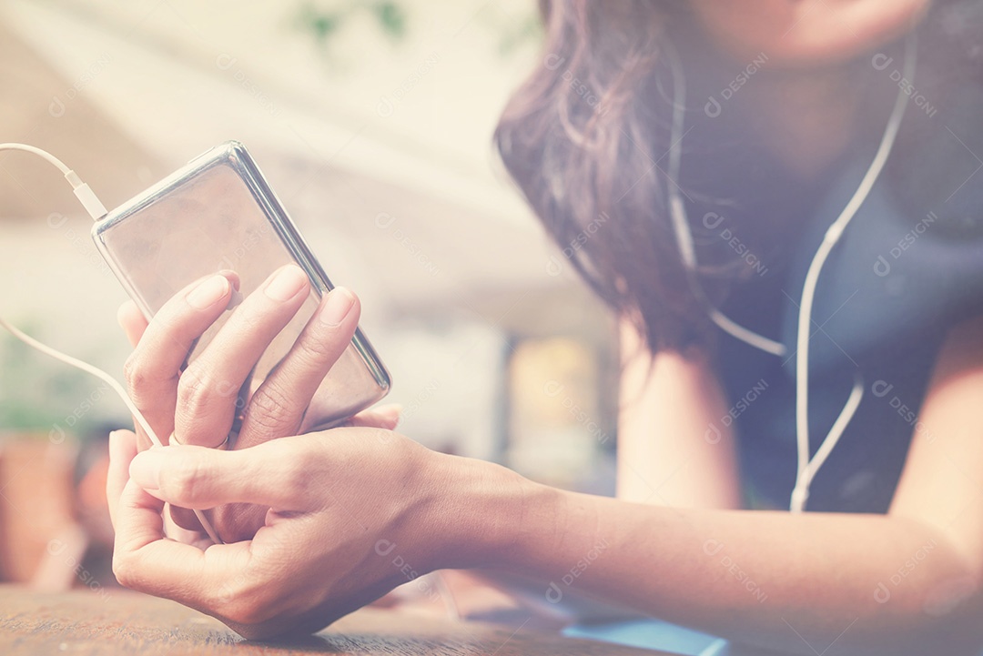 Mulher com roupa brilhante curtindo a música em casa
