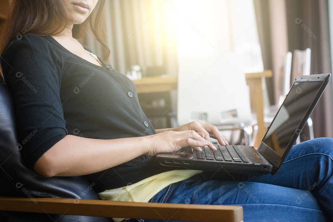 Cortada a imagem de uma mulher trabalhando no laptop