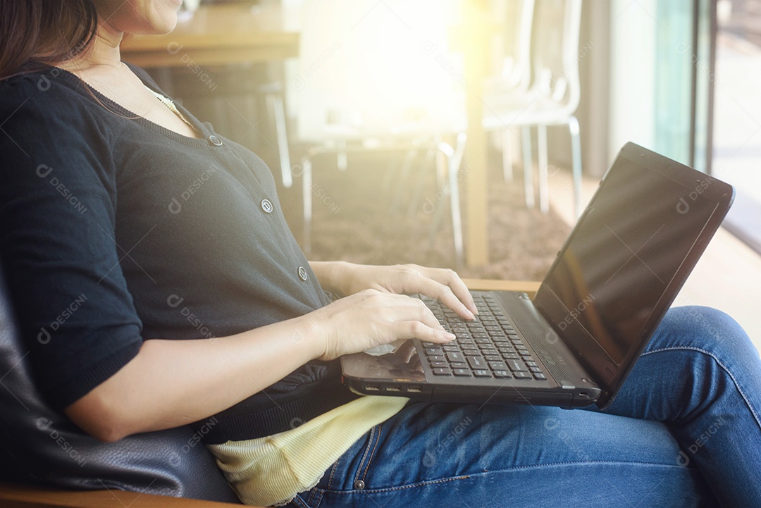 Cortada a imagem de uma mulher trabalhando no laptop