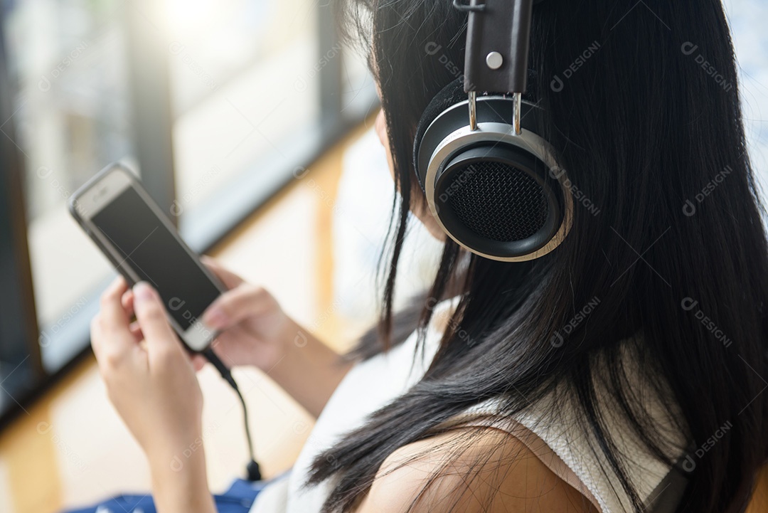 Mulher com fones de ouvido ouvindo música