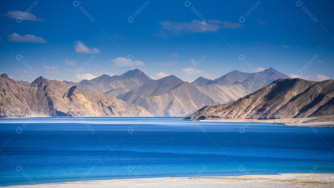 Lago Pangong em Ladakh, norte da Índia. Pangong Tso é um endorreico