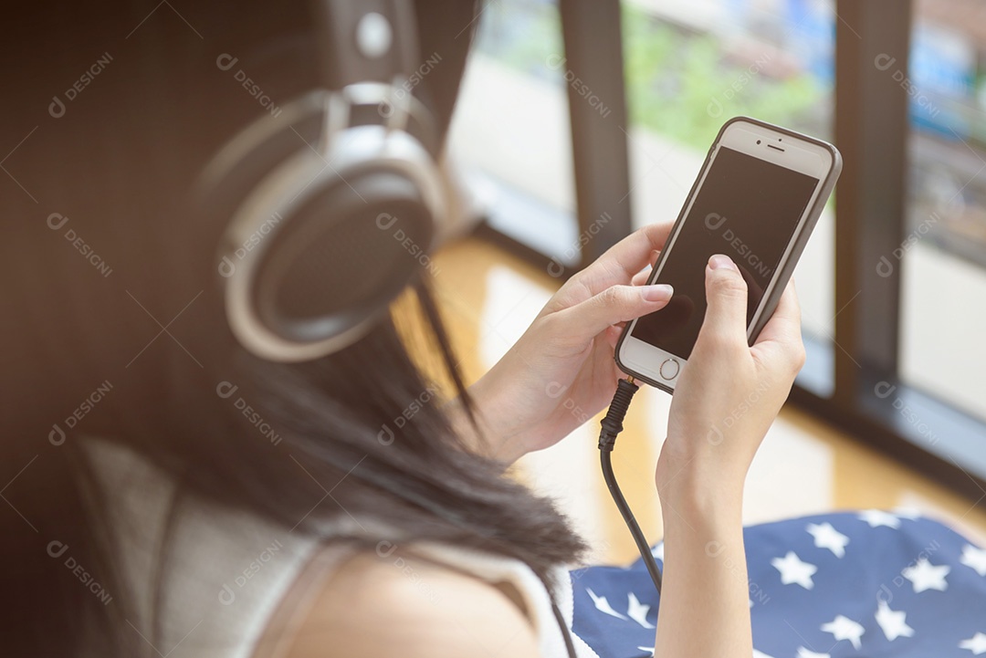 Mulher com fones de ouvido ouvindo música