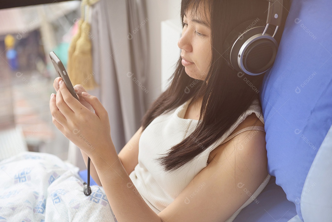 Mulher com fones de ouvido ouvindo música