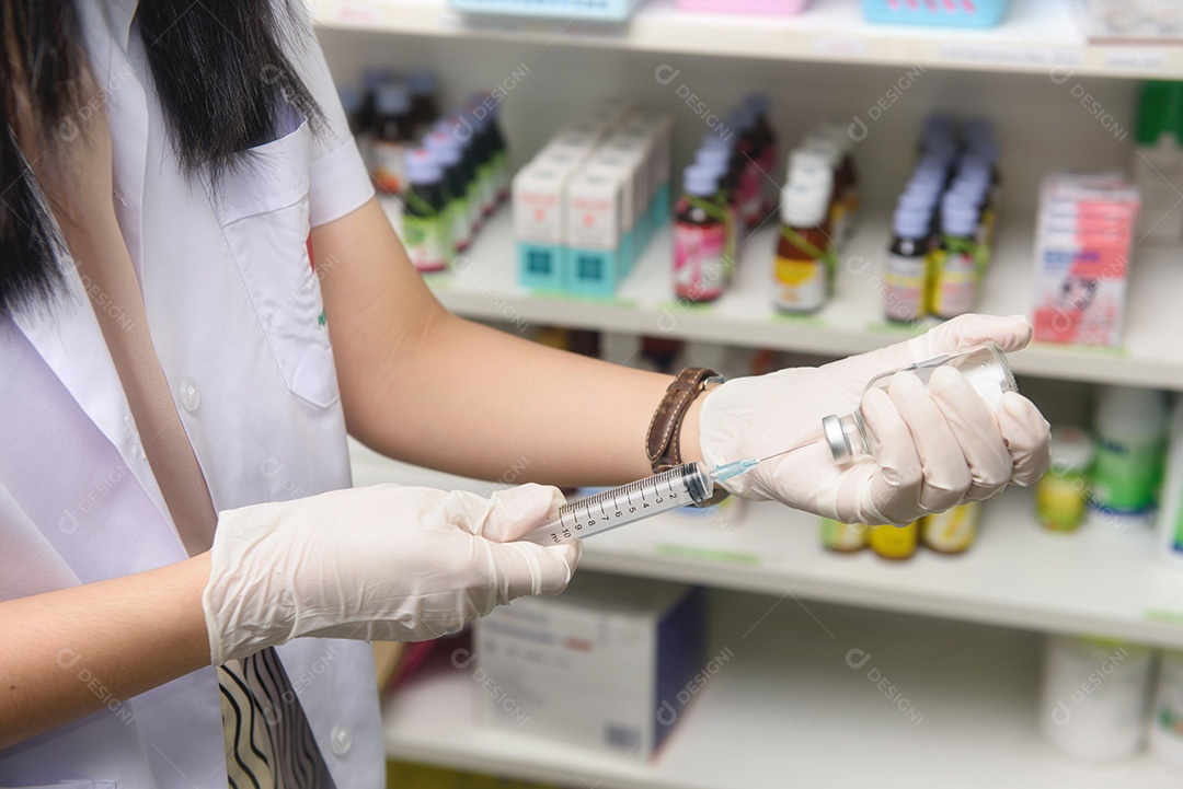 Médico enchendo seringa com fluido