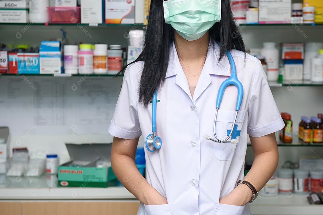 Retrato de mulher médica na farmácia
