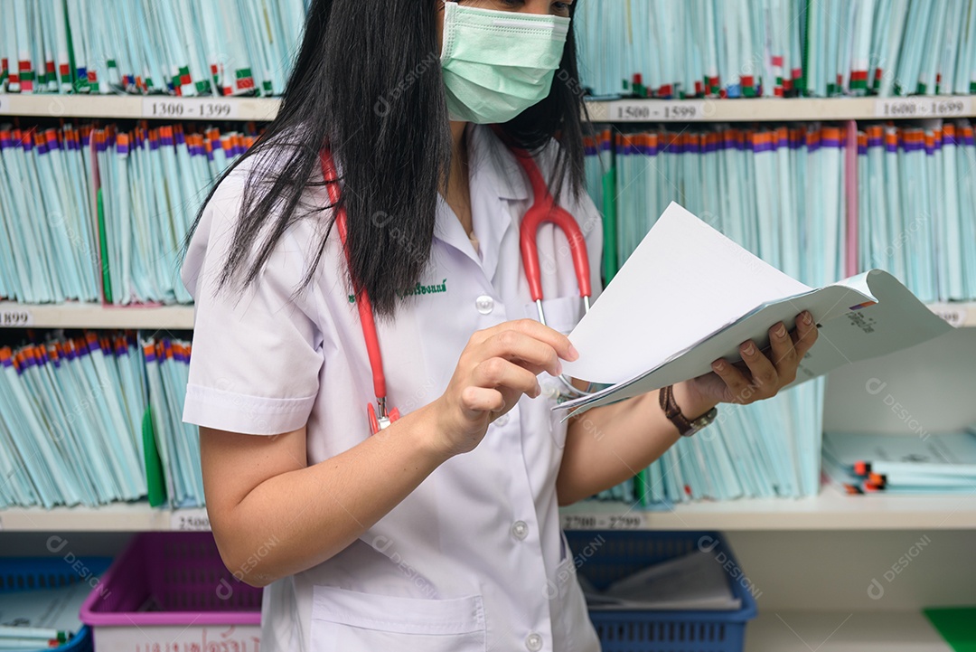 Retrato de mulher médica na farmácia