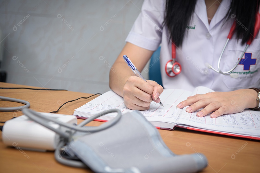 A mulher está cuidando da saúde com monitor de batimentos cardíacos