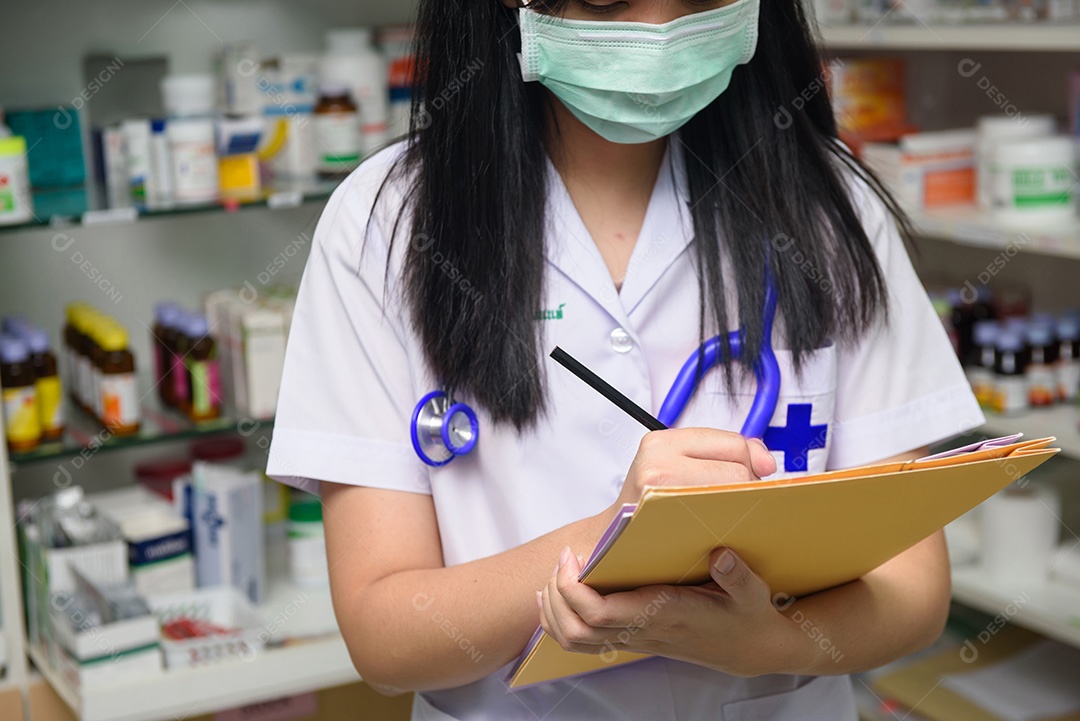 Captura aproximada de um médico escrevendo uma receita médica