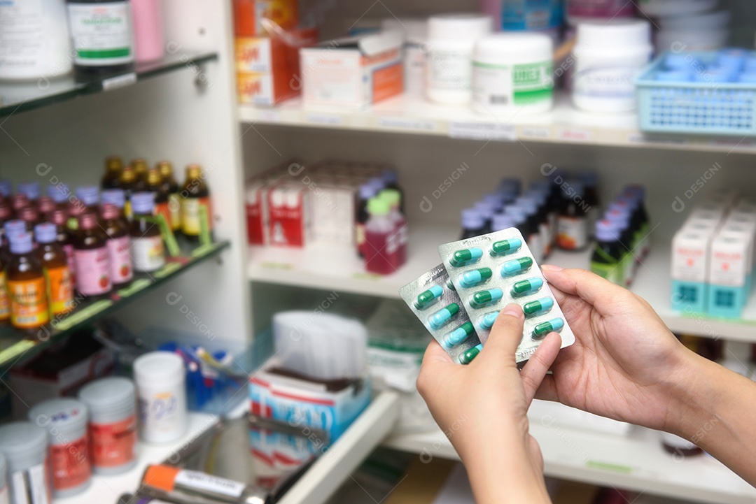 Mão segurando o remédio. Medicamento.