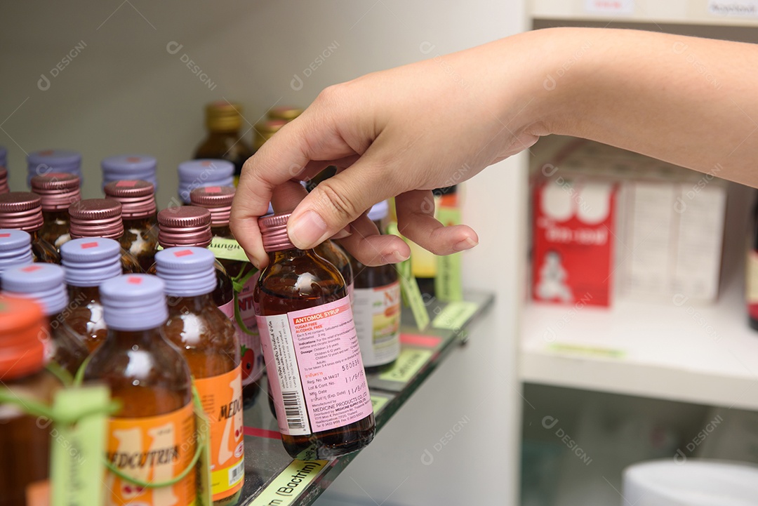 Mão segurando o remédio. Medicamento.