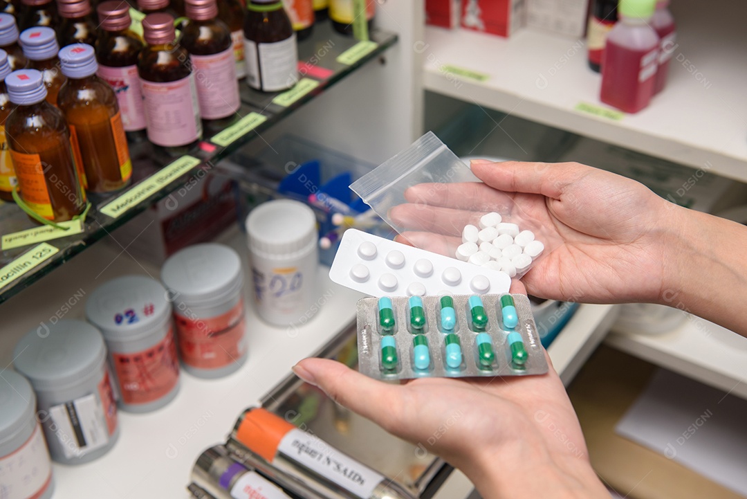 Mão segurando o remédio. Medicamento.