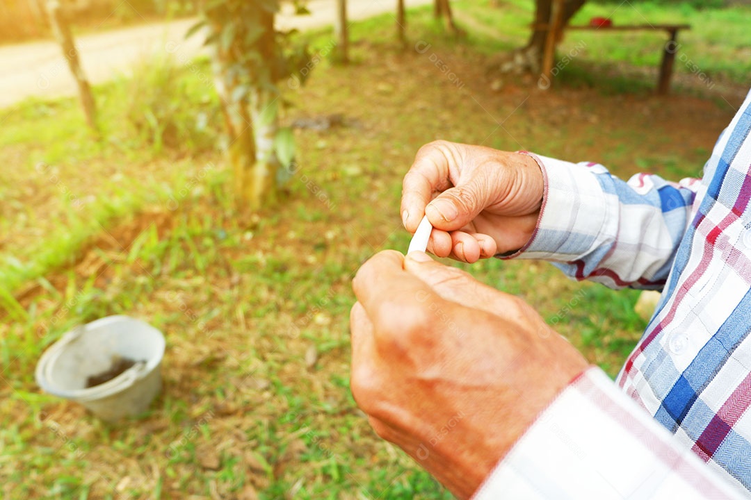 Homem trabalhador Rolando e mostra segurar o cigarro antes de começar a trabalhar