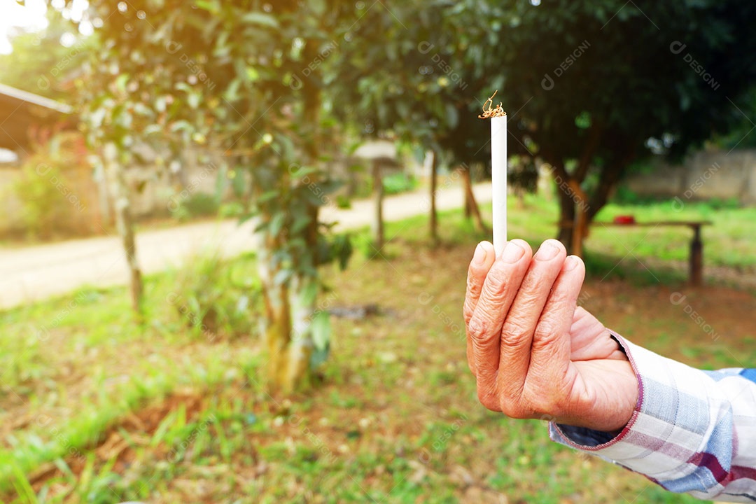 Homem trabalhador Rolando e mostra segurar o cigarro antes de começar a trabalhar