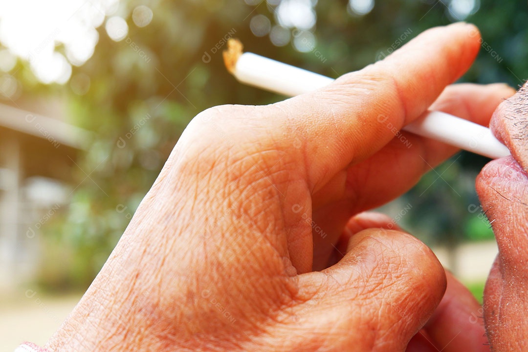 Homem está segurando Cigarro branco Para entrar na boca Para fumar