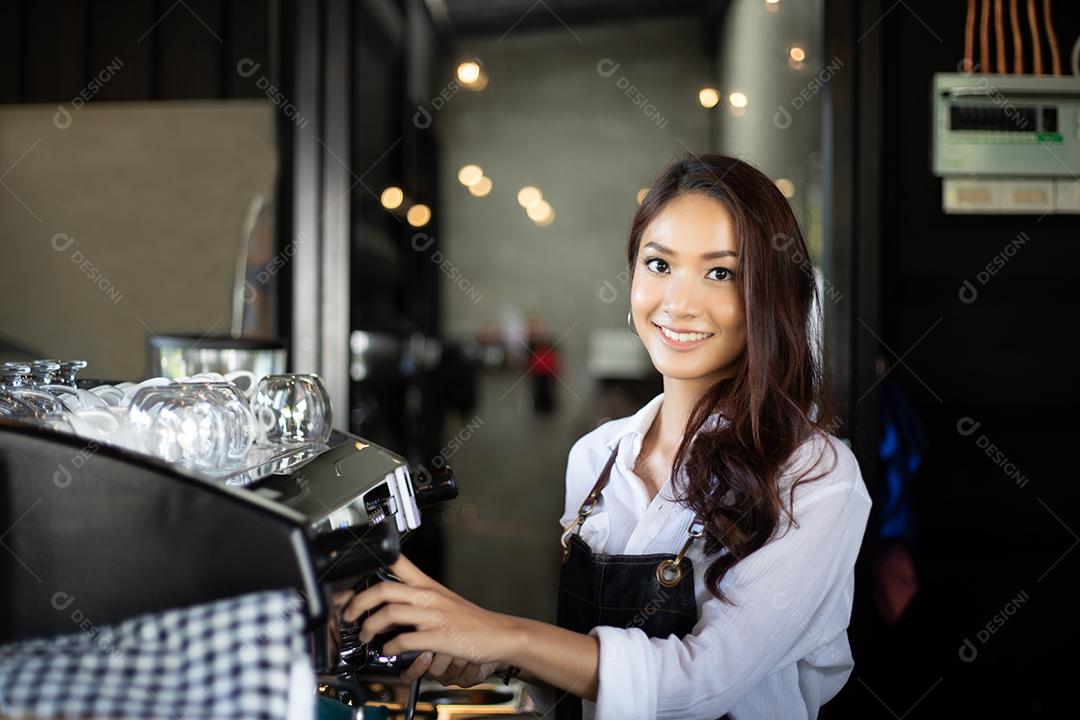 Mulheres asiáticas Barista sorrindo e usando máquina de café no balcão da cafeteria - Mulher trabalhadora, proprietária de pequenas empresas, comida e bebida conceito de café