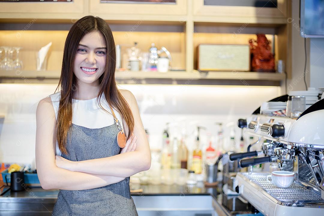 Mulheres asiáticas Barista sorrindo e usando máquina de café no balcão da cafeteria - Mulher trabalhadora, proprietária de pequenas empresas, comida e bebida conceito de café