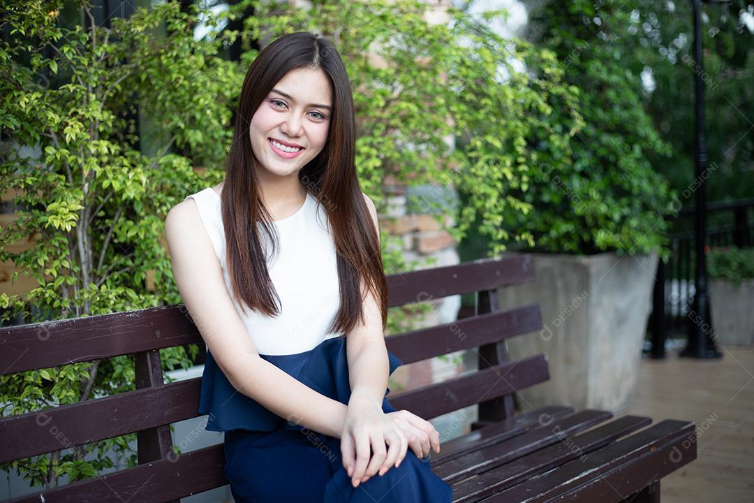 Sorriso feliz de mulheres asiáticas em momentos de relaxamento ao ar livre