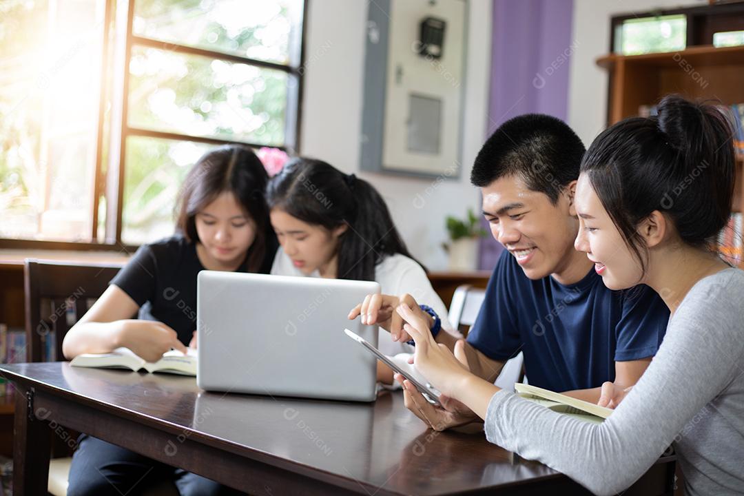 Alunos do Grupo Sorriam e se divertem usando o tablet Também ajuda a compartilhar ideias no trabalho e no projeto. E também revisar o livro antes do exame