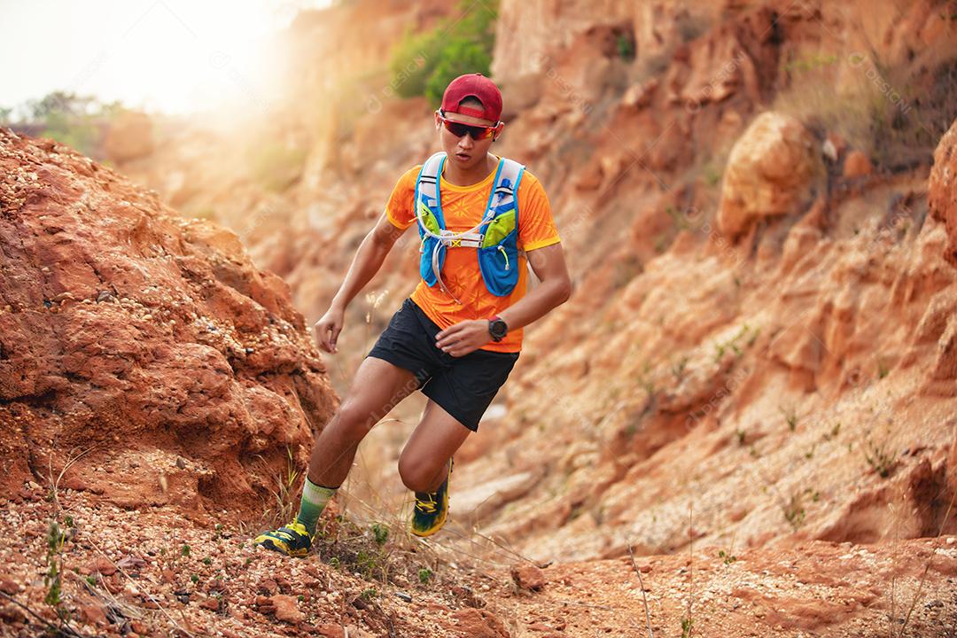 Um homem corredor de trilha. e pés de atleta usando sapatos esportivos para corrida nas montanhas