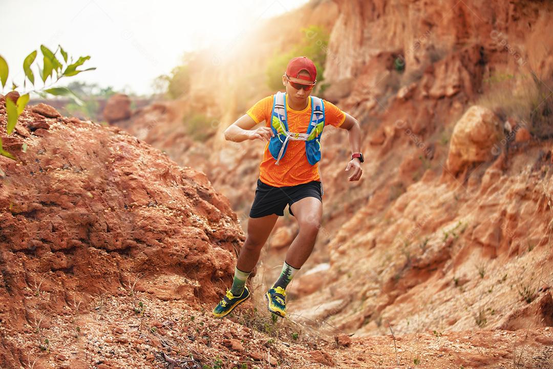 Um homem corredor de trilha. e pés de atleta usando sapatos esportivos para corrida nas montanhas