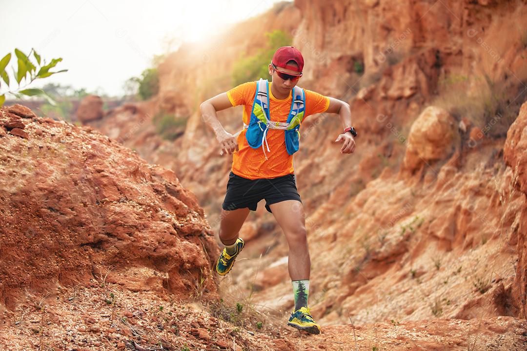 Um homem corredor de trilha. e pés de atleta usando sapatos esportivos para corrida nas montanhas