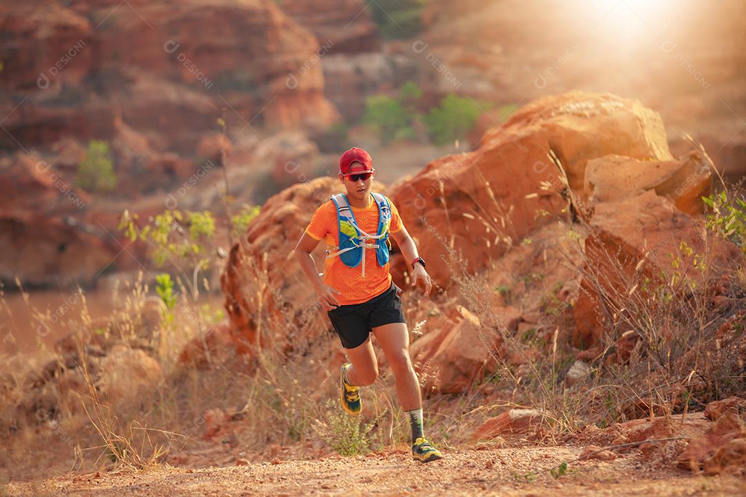 Um homem corredor de trilha. e pés de atleta usando sapatos esportivos para corrida nas montanhas