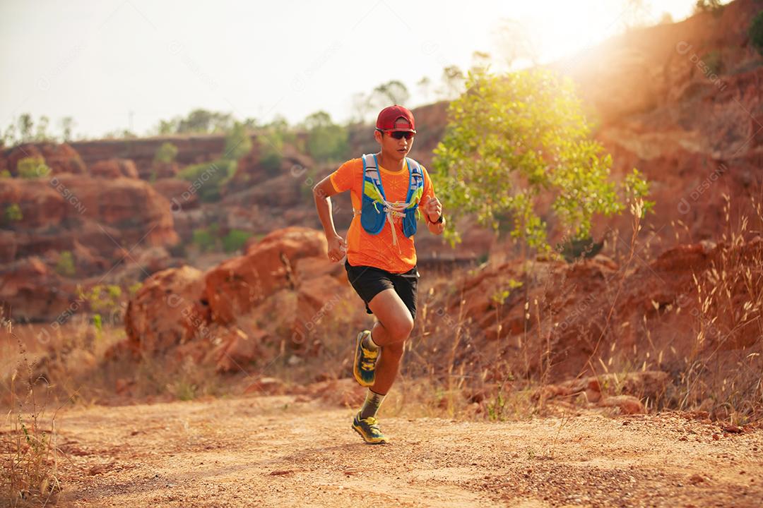 Um homem corredor de trilha. e pés de atleta usando sapatos esportivos para corrida nas montanhas