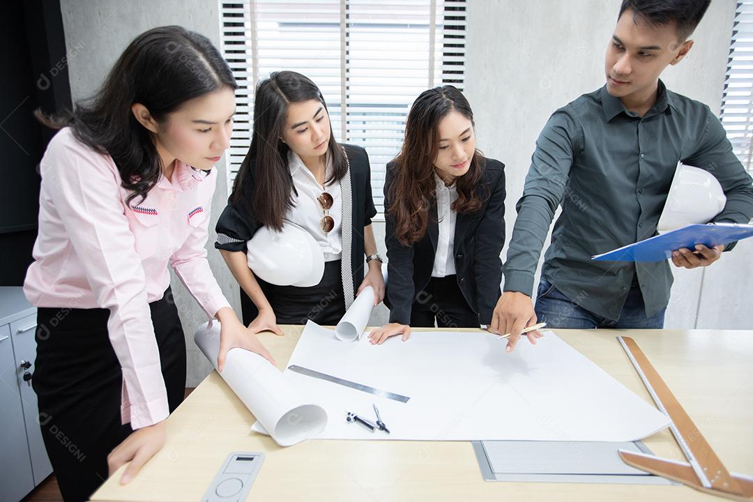 empresários e grupo de engenheiros usando notebook para parceiros de negócios discutindo documentos e ideias em reuniões e mulheres de negócios sorrindo felizes por trabalhar