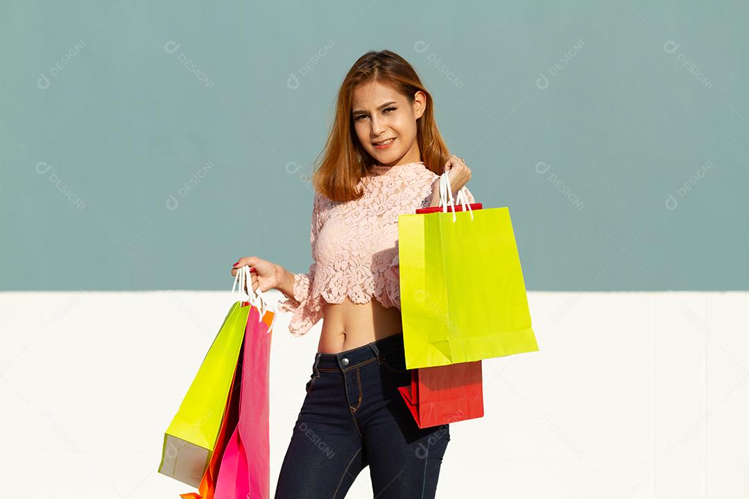 Mulheres asiáticas Linda garota está segurando sacolas de compras e sorrindo