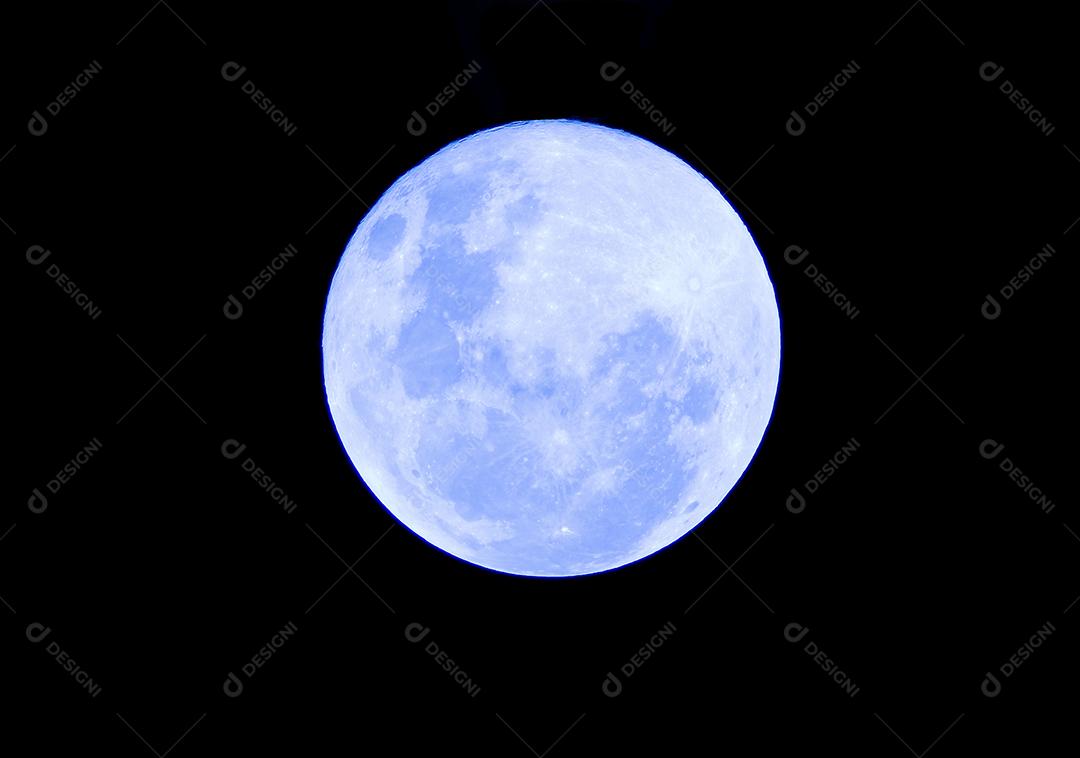 Lua cheia azul na noite escura
