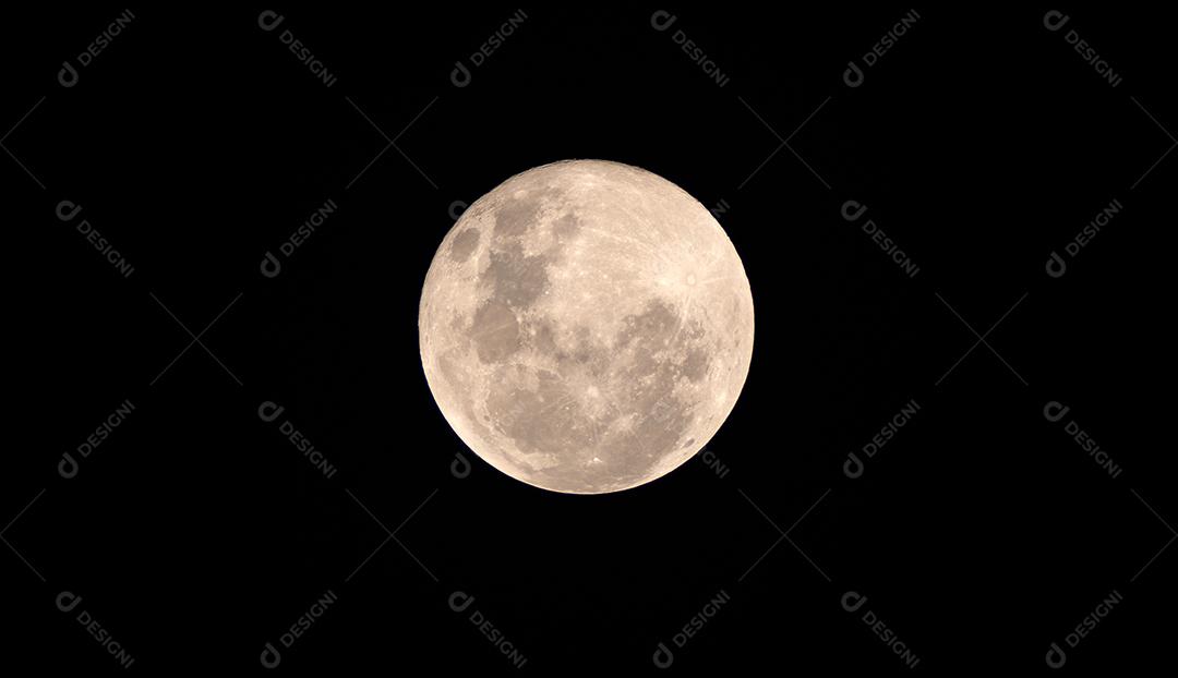 Lua cheia na noite escura