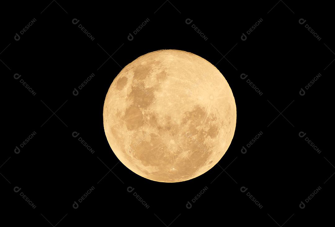 Lua cheia de sangue na noite escura