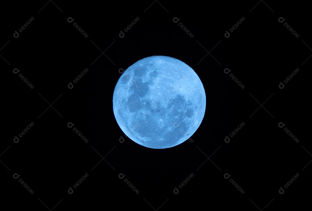 Lua cheia azul na noite escura