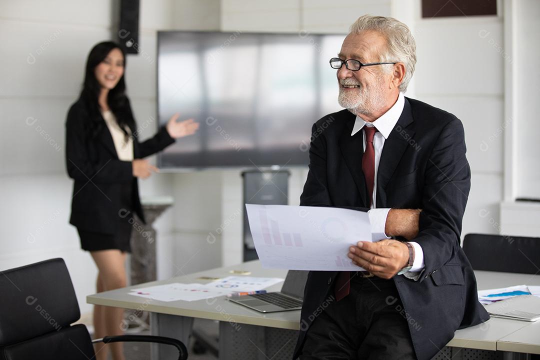 empresários segurando documentos para parceiros de negócios discutindo e compartilhando ideias em reuniões e mulheres de negócios sorrindo felizes por trabalhar
