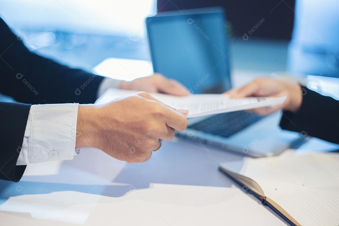 Empresários e empresárias discutindo documentos para o conceito de entrevista de emprego