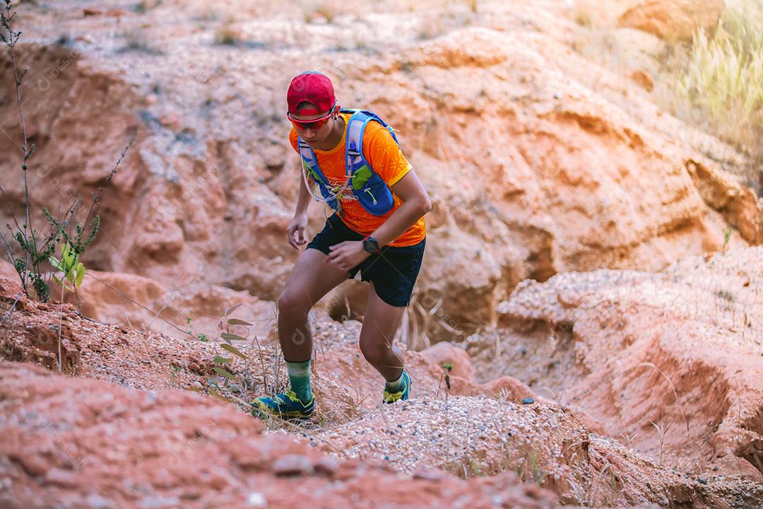 Um homem corredor de trilha. e pés de atleta usando sapatos esportivos para corrida nas montanhas