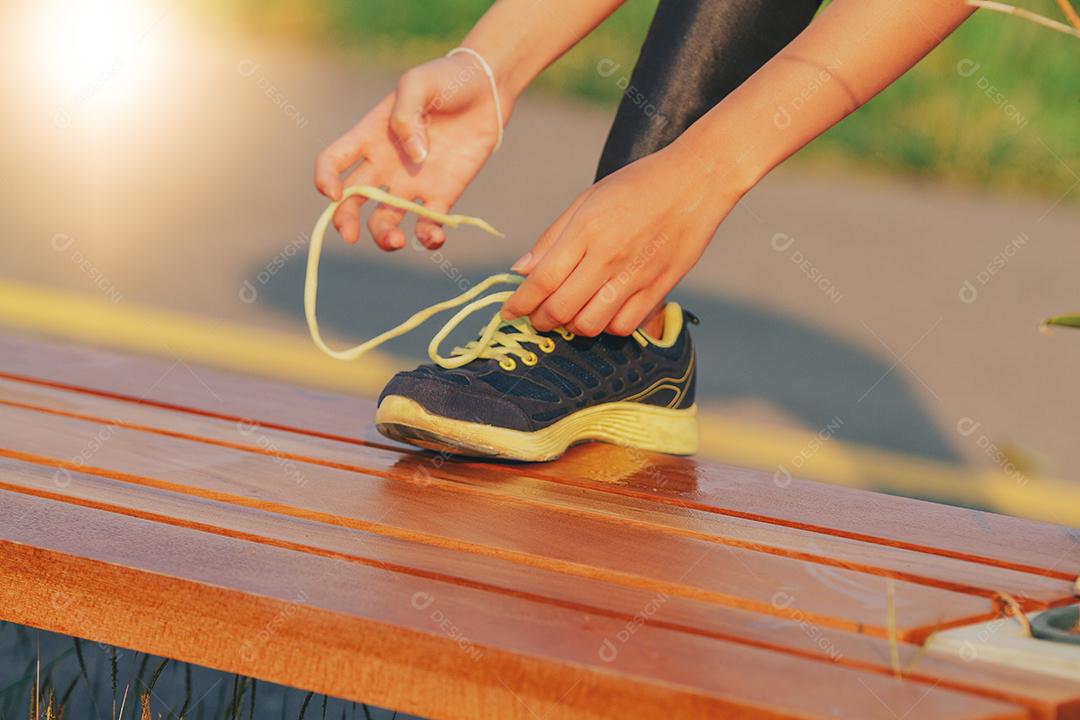 mulheres ásia esporte, fitness, exercício e conceito de estilo de vida - tênis de tênis de amarração de mulher corredor