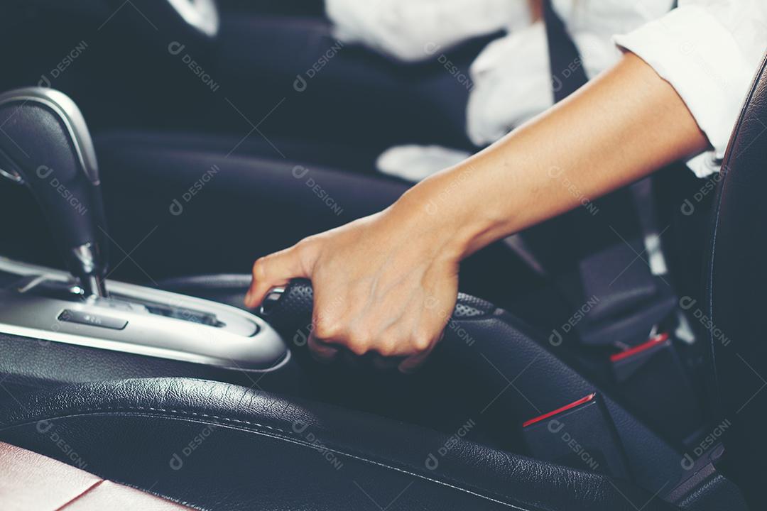 As mulheres asiáticas são o freio de mão e o carro do freio de estacionamento