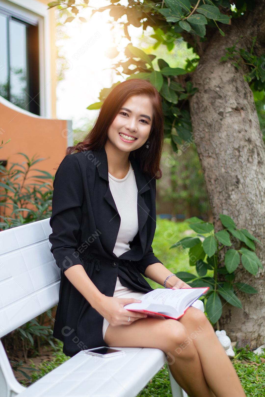 Mulher asiática lendo um livro para relaxar
