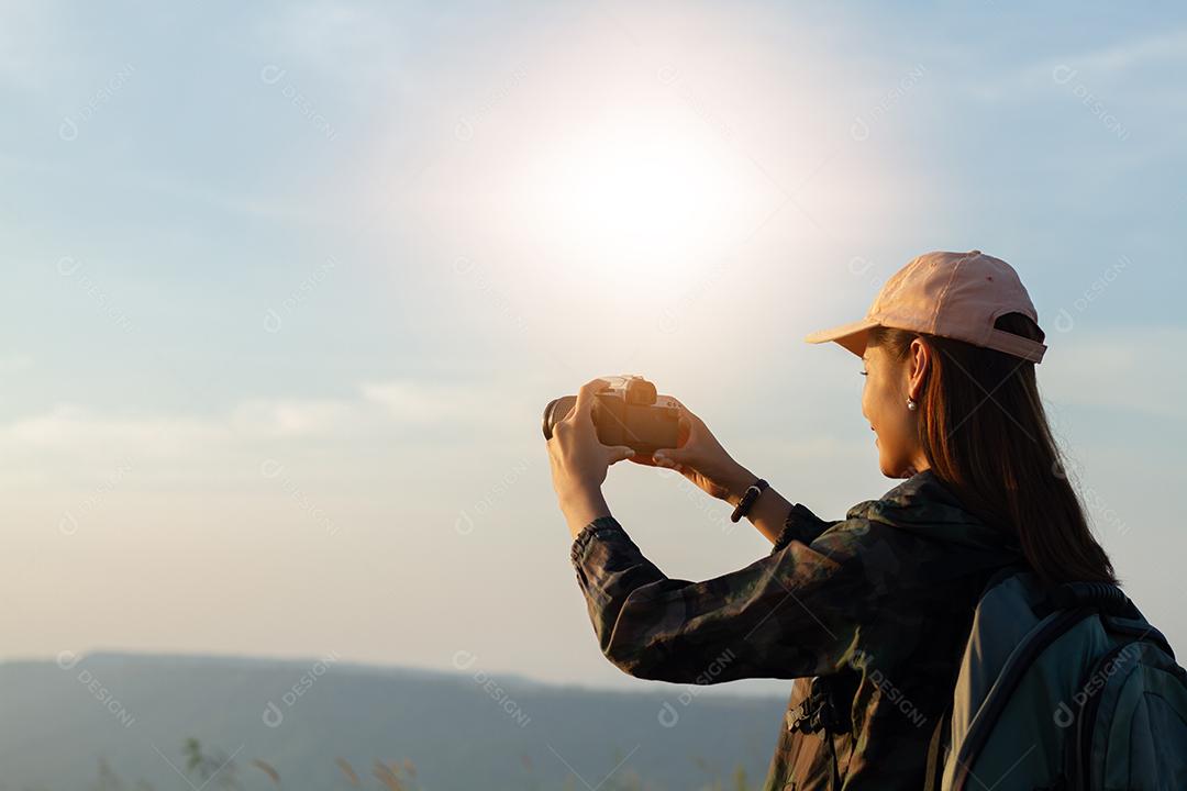 Mulheres jovens asiáticas caminhando com mochilas de amigos caminhando juntos e olhando o mapa e tirando a câmera fotográfica na estrada e parecendo felizes, relaxe o tempo em viagens de conceito de férias