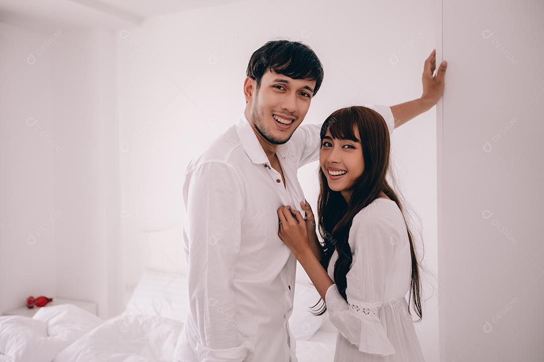 amante de casais Deitado no quarto de cama Felicidade Estilo de vida e garota sorridente relaxando na cama branca