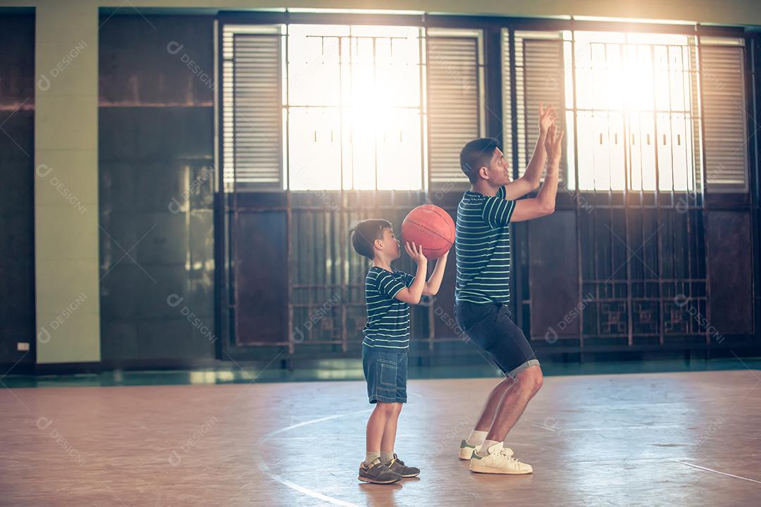 Família asiática jogando basquete juntos. Família feliz passando tempo livre juntos nas férias