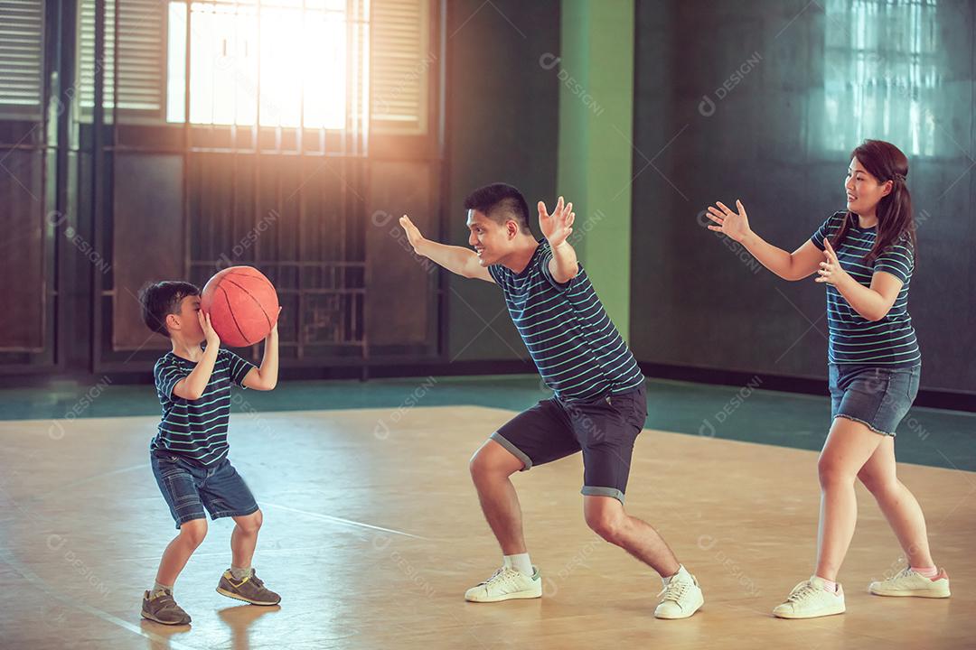 Família asiática jogando basquete juntos. Família feliz passando tempo livre juntos nas férias