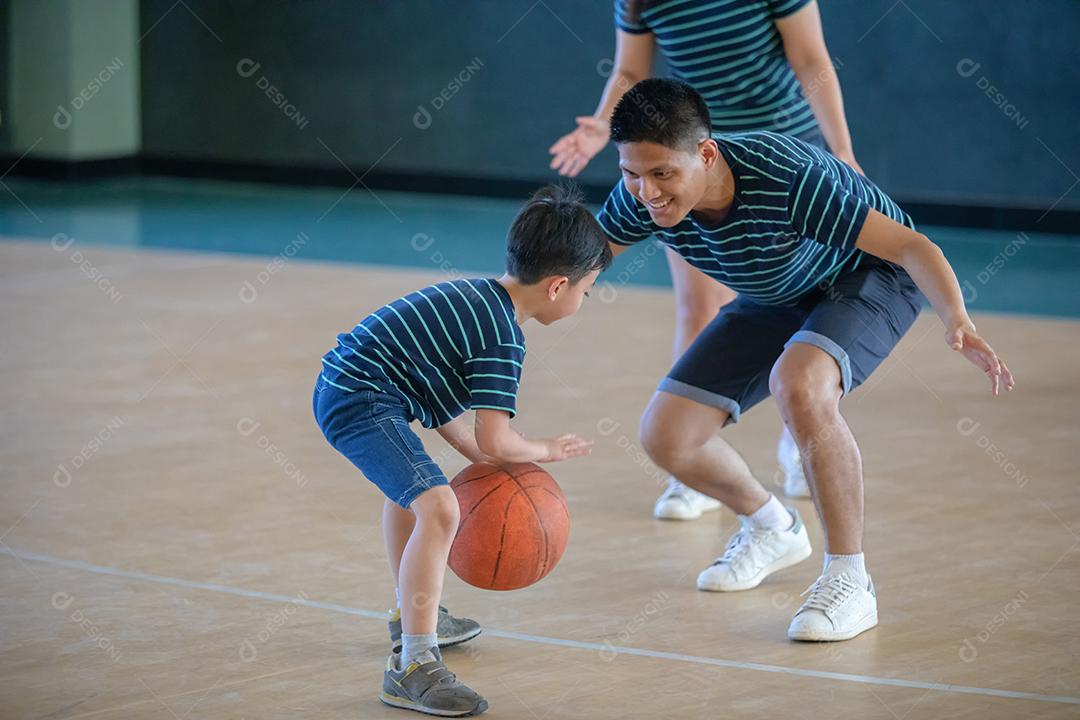Família asiática jogando basquete juntos. Família feliz passando tempo livre juntos nas férias