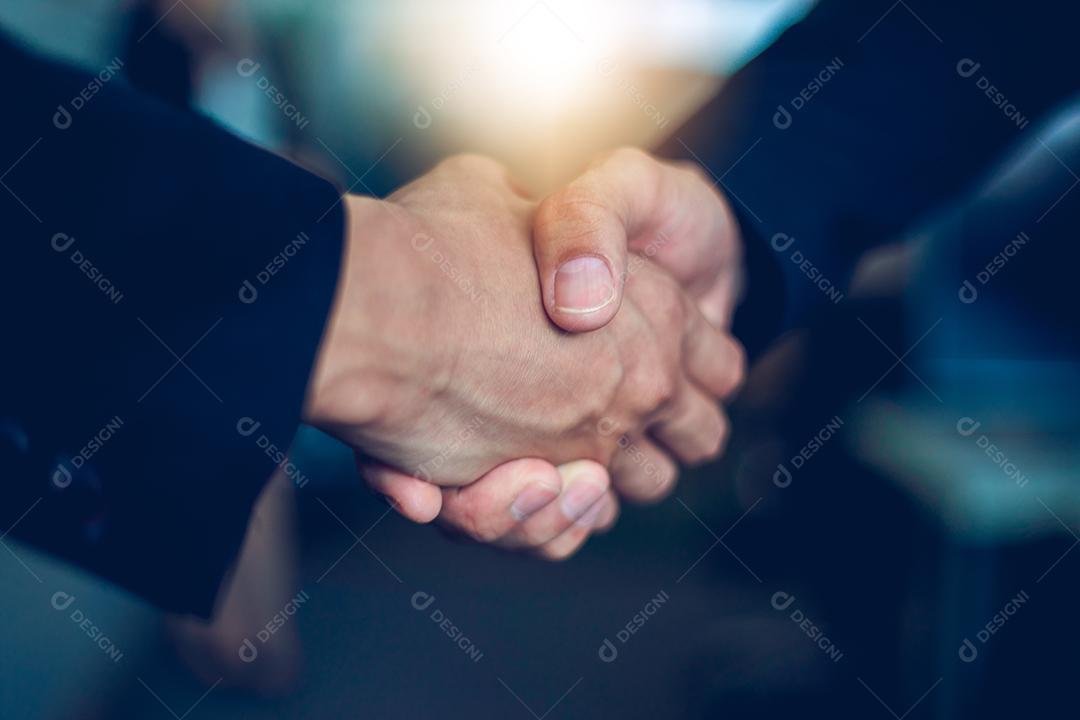 Dois negócios aperto de mão seu acordo para assinar contrato